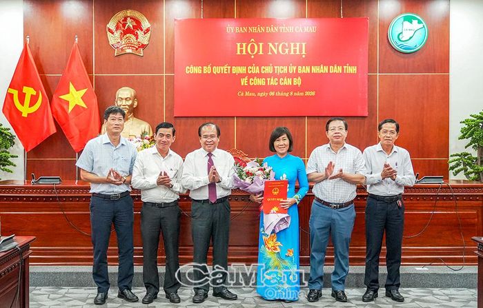 Phó Chủ tịch UBND tỉnh Nguyễn Minh Luân trao quyết định, tặng hoa đ