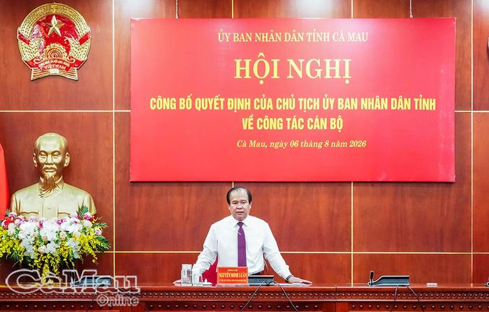 Phó Chủ tịch UBND tỉnh Nguyễn Minh Luân phát biểu giao nhiệm vụ, đề nghị các đồng chí được bổ nhiệm phát huy tinh thần trách nhiệm, đoàn kết, hoàn thành tốt nhiệm vụ được giao.