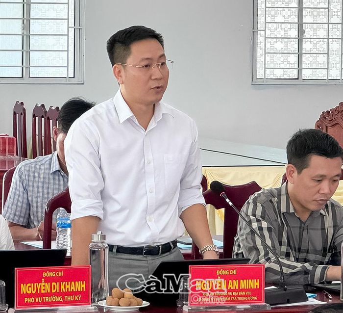 Đồng chí Nguyễn An Minh, Phó Vụ trưởng Vụ Địa bàn VIII, Cơ quan Ủy ban Kiểm tra Trung ương, thành viên đoàn công tác, phát biểu ý kiến về công tác cán bộ.