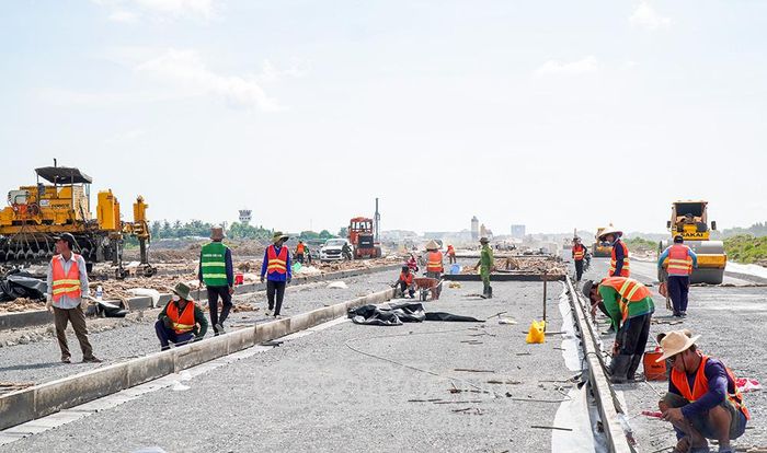 Lực lượng công nhân, kỹ sư đang tăng tốc thi công đường cất hạ cánh Sân bay Cà Mau.