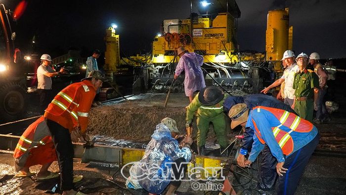 Không khí lao động hăng say, khẩn trương của đội ngũ công nhân dưới ánh đèn đêm trên công trường Sân bay Cà Mau.