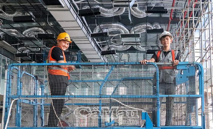 Không khí lao động khẩn trương của các kỹ sư, công nhân Công ty TNHH Xây dựng Lưu Nguyễn tại khu vực mở rộng nhà ga hành khách.