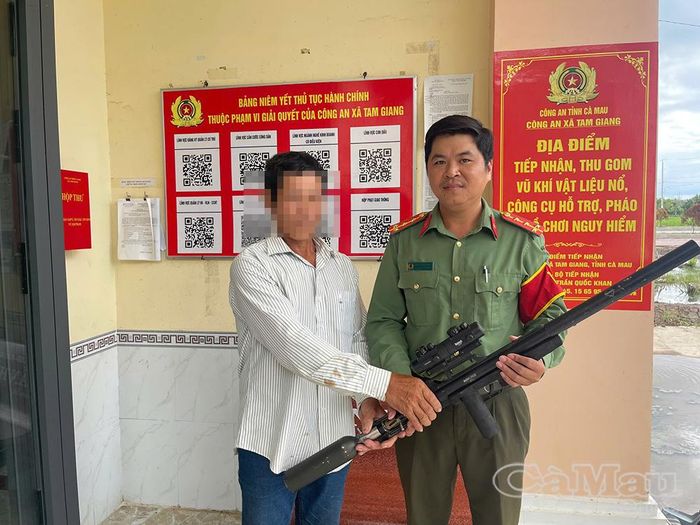 Ông Phạm Văn Tiếng, ngụ ấp Kinh 17, xã Tam Giang, tự nguyện giao nộp khẩu súng thể thao cho Công an xã.