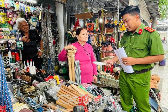 Công an cơ sở tuyên truyền, vận động các cơ sở kinh doanh chấp hành quy định của pháp luật về vũ khí, vật liệu nổ và công cụ hỗ trợ.