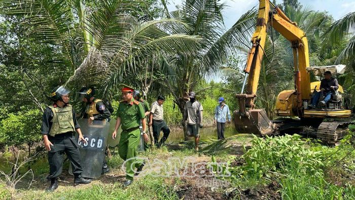 Các lực lượng phối hợp xác định vị trí đất và bảo vệ hiện trường trong quá trình cưỡng chế.