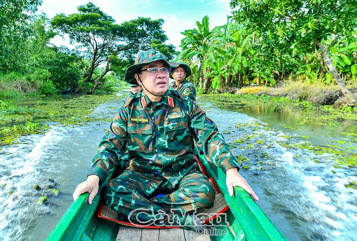 Thiếu tướng Nguyễn Văn Ngành, Ủy viên Ban Thường vụ Tỉnh ủy, Chỉ huy trưởng Bộ CHQS tỉnh Cà Mau, khảo sát tuyến đường thủy tuần tra tại Khu căn cứ hậu cần - kỹ thuật Khánh Hà, xã Đá Bạc.