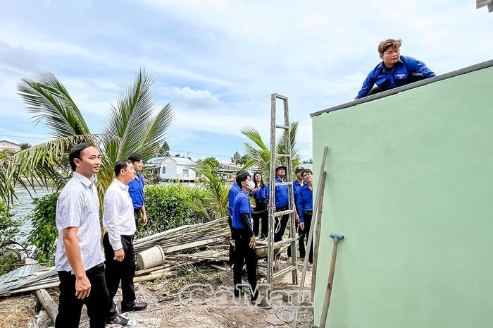 Phó Chủ tịch Ủy ban MTTQ Việt Nam tỉnh Cà Mau, Bí thư Tỉnh đoàn Phạm Tuấn Tài kiểm tra, động viên và ghi nhận, biểu dương tinh thần xung kích của lực lượng đoàn viên, thanh niên đang tham gia hỗ trợ ngày công xây dựng nhà ở cho hộ khó khăn.