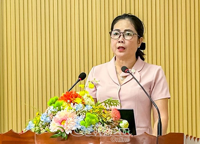  Đồng chí Nguyễn Hằng Ni, Chủ tịch Ủy ban MTTQ Việt Nam xã Thới Bình, Cụm trưởng Cụm thi đua số 8, báo cáo kết quả công tác thi đua 6 tháng đầu năm của cụm.