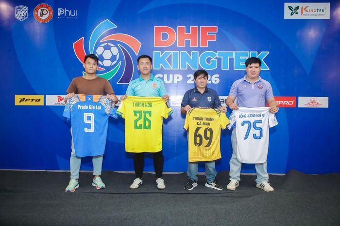 Đại diện đội bóng Thuận Thành Cà Mau tham dự lễ ra mắt và bốc thăm chia bảng DHF Kingtek Cup 2026 tại Thành phố Hồ Chí Minh.