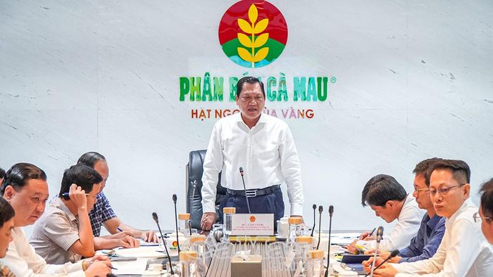 Phó Chủ tịch Thường trực UBND tỉnh Lâm Văn Bi biểu dương những kết quả đạt được của các đơn vị trong Cụm Khí - Điện - Đạm Cà Mau, đồng thời ghi nhận các kiến nghị để tổng hợp, báo cáo cấp có thẩm quyền xem xét.