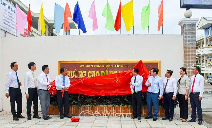  Lãnh đạo tỉnh cùng Ban Giám hiệu Trường Cao đẳng Y tế Cà Mau thực hiện nghi thức đánh dấu cột mốc phát triển mới của nhà trường sau sáp nhập.