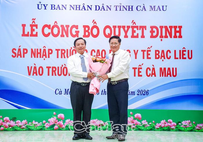  Ủy viên Ban Thường vụ Tỉnh ủy, Phó Chủ tịch HĐND tỉnh Bùi Tấn Bảy (bên phải) tặng hoa chúc mừng ông Huỳnh Ngọc Linh, nguyên Hiệu trưởng Trường Cao đẳng Y tế Cà Mau, vừa được điều động, bổ nhiệm giữ chức Phó Giám đốc Sở Y tế.