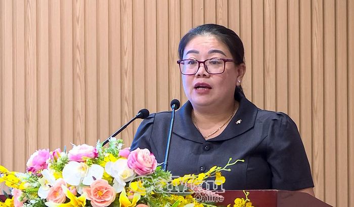 Phó Giám đốc Sở Nội vụ Trần Yến Hòa giải đáp các kiến nghị liên quan đến quyền, lợi ích hợp pháp của người lao động.