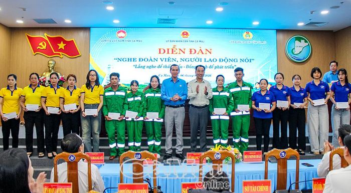 Phó Bí thư Tỉnh ủy, Chủ tịch UBND tỉnh Cà Mau Lữ Quang Ngời (bên phải) và đồng chí Lý Công Bắc, Phó Chủ tịch Ủy ban MTTQ Việt Nam tỉnh Cà Mau, Chủ tịch Liên đoàn Lao động tỉnh, trao quà cho đoàn viên, công nhân lao động.