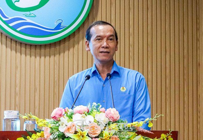 Đồng chí Lý Công Bắc, Phó Chủ tịch Ủy ban MTTQ Việt Nam tỉnh Cà Mau, Chủ tịch Liên đoàn Lao động tỉnh, thông tin tình hình đoàn viên, người lao động và định hướng nội dung thảo luận tại diễn đàn.