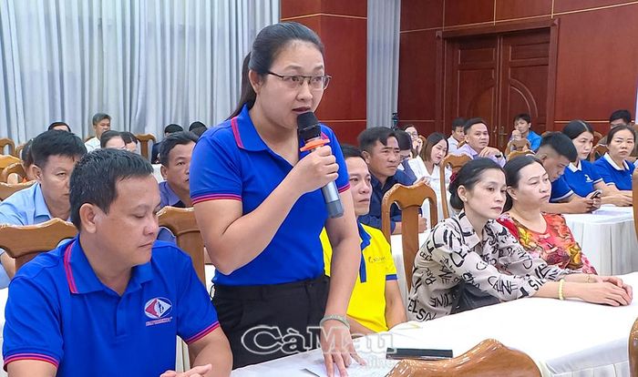  Chị Lâm Ngọc Giao, đoàn viên Công đoàn cơ sở Công ty Cổ phần Thủy sản Cà Mau, kiến nghị nâng cao chất lượng bữa ăn ca và điều kiện làm việc cho người lao động.
