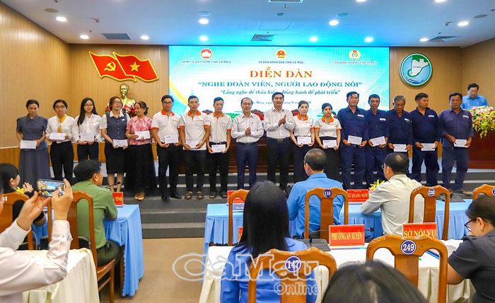 Phó Chủ tịch HĐND tỉnh Phan Hoàng Vũ (bên trái) và Phó Chủ tịch Ủy ban MTTQ Việt Nam tỉnh Cà Mau Bùi Minh Hải trao quà cho đoàn viên, công nhân lao động.