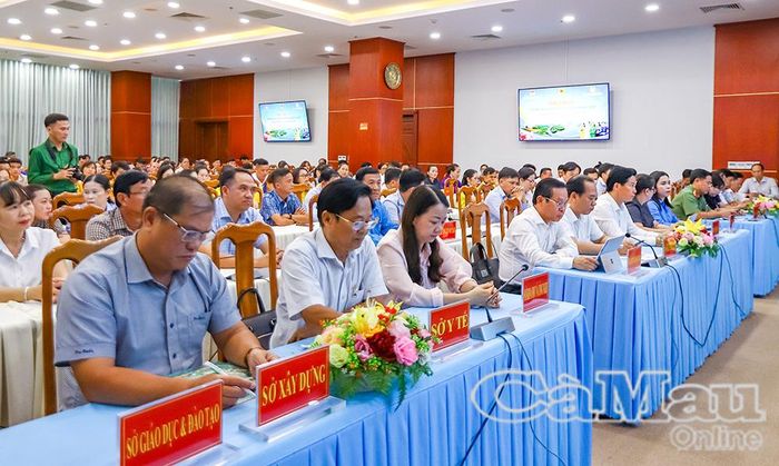 Lãnh đạo các sở, ban, ngành, doanh nghiệp cùng 100 đoàn viên, công nhân, người lao động tham gia diễn đàn.