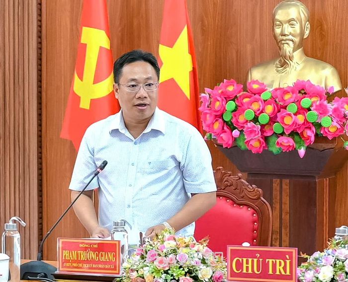 Đồng chí Phạm Trường Giang, Phó Chủ tịch UBND xã Năm Căn, báo cáo các giải pháp thúc đẩy phát triển bền vững kinh tế địa phương và đẩy nhanh giải ngân vốn đầu tư công.