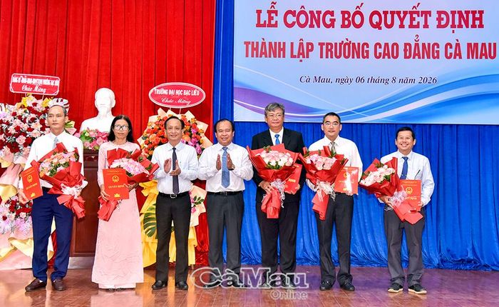 Phó Bí thư Tỉnh ủy, Chủ tịch HĐND tỉnh Phạm Văn Thiều (bên trái) và Phó Chủ tịch UBND tỉnh Nguyễn Minh Luân trao quyết định, tặng hoa chúc mừng các đồng chí được bổ nhiệm giữ chức Hiệu trưởng, Phó Hiệu trưởng Trường Cao đẳng Cà Mau.