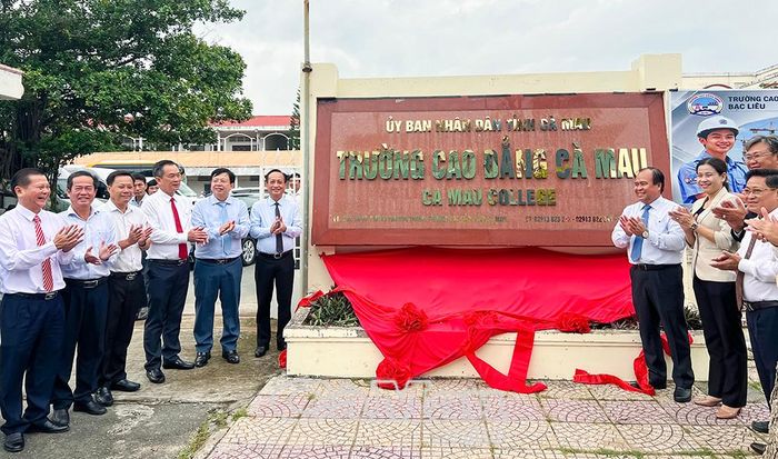 Các đồng chí lãnh đạo tỉnh và Trường Cao đẳng Cà Mau thực hiện nghi thức thành lập Trường Cao đẳng Cà Mau.