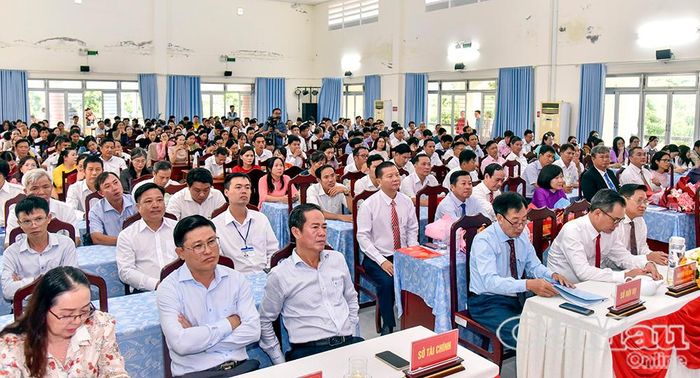 Các đồng chí lãnh đạo tỉnh và đại biểu tham dự buổi lễ.