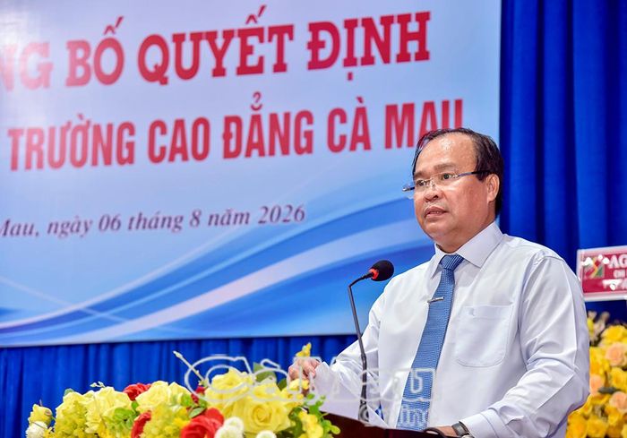Phó Chủ tịch UBND tỉnh Nguyễn Minh Luân đề nghị Trường Cao đẳng Cà Mau khẩn trương xây dựng các đề án nâng cao chất lượng đào tạo nghề, tạo nền tảng cho sự phát triển bền vững trong tương lai.