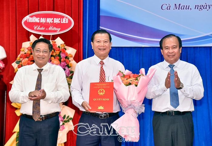 Phó Chủ tịch HĐND tỉnh Bùi Tấn Bảy và Phó Chủ tịch UBND tỉnh Nguyễn Minh Luân trao quyết định, tặng hoa chúc mừng đồng chí Nguyễn Thanh Sang, nguyên Hiệu trưởng Trường Cao đẳng Nghề Bạc Liêu, được bổ nhiệm giữ chức Phó Hiệu trưởng Trường Đại học Bạc Liêu.
