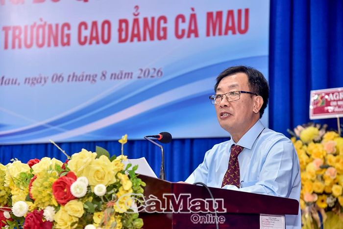Phó Giám đốc Sở Nội vụ Trần Bửu Nhân công bố Quyết định của Bộ Giáo dục và Đào tạo về thành lập Trường Cao đẳng Cà Mau và Quyết định của Chủ tịch UBND tỉnh Cà Mau về công tác cán bộ.