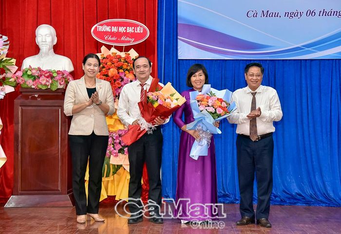 Đồng chí Bùi Tấn Bảy, Phó Chủ tịch HĐND tỉnh và đồng chí Tô Việt Thu, Bí thư Đảng ủy, Chủ tịch HĐND phường Bạc Liêu, tặng hoa chúc mừng các đồng chí nguyên Hiệu trưởng Trường Cao đẳng Cộng đồng Cà Mau và Trường Cao đẳng Nghề Việt Nam - Hàn Quốc Cà Mau vừa được điều động, bổ nhiệm giữ chức vụ lãnh đạo tại Sở Giáo dục và Đào tạo, Sở Văn hóa, Thể thao và Du lịch.
