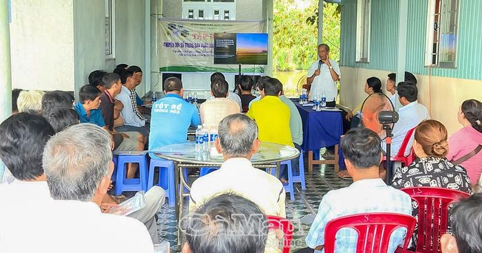 PGS.TS Nguyễn Phú Son, Trường Kinh tế, Đại học Cần Thơ, hướng dẫn nông dân ứng dụng bản đồ số và công nghệ số trong quản lý vùng sản xuất lúa.