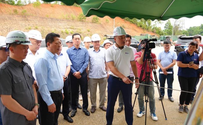 Bộ trưởng Bộ Xây dựng Trần Hồng Minh chỉ đạo tăng cường kiểm tra hiện trường nhằm đôn đốc, đẩy nhanh tiến độ các dự án. Ảnh: N.LỘC