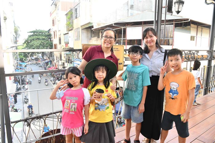 Du khách sẽ có 1 giờ 30 để tham quan Đền Đô và trải nghiệm các hoạt động văn hóa địa phương, trước khi khởi hành từ ga Từ Sơn trở về ga Hà Nội. Đoàn tàu sẽ dừng lại tại ga Long Biên cho du khách check-in.