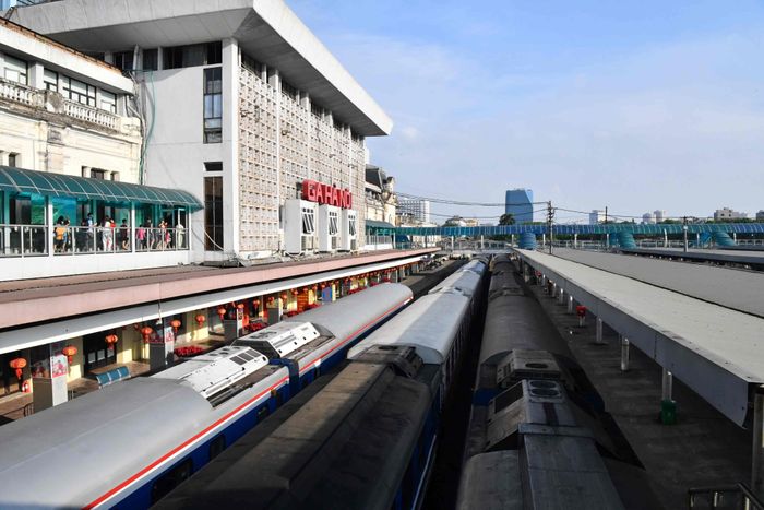 Tổng công ty Đường sắt Việt Nam (VNR) đang đẩy mạnh đổi mới phong cách phục vụ, nâng cấp toa tàu cũng như mở những dịch vụ để gia tăng trải nghiệm cho du khách. Những nỗ lực đó đã thể hiện trong kết quả đạt được, khi 6 tháng đầu năm 2026, sản lượng hợp nhất toàn tổng công ty đạt hơn 5.400 tỷ đồng, bằng 104% so với cùng kỳ; doanh thu đạt hơn 5.200 tỷ đồng, tăng 4,1%; lợi nhuận sau thuế đạt hơn 180 tỷ đồng, bằng 151% kế hoạch năm.