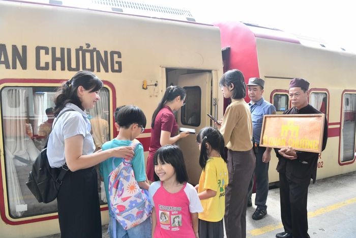 Tại các khu vực cửa toa tàu đều có đội ngũ nhân viên chỉ dẫn, hỗ trợ tận tình.