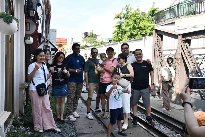 Nhiều du khách quốc tế cũng tranh thủ check-in tại ga Long Biên trước khi trở lại ga Hà Nội và kết thúc hành trình.