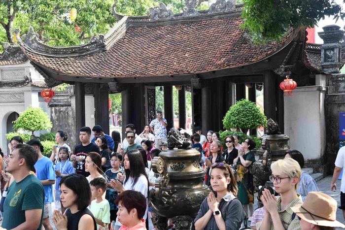 Đông đảo du khách của Đoàn tàu “Hà Nội 5 cửa ô”, trong đó có nhiều du khách nước ngoài cũng tham gia trải nghiệm đủ các điểm đến…