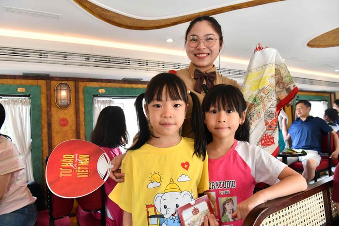 Nhân viên tàu trong trang phục lịch sử với thái độ cởi mở luôn sẵn sàng cùng hành khách tạo dáng chụp hình cùng trước khi xuống tàu.