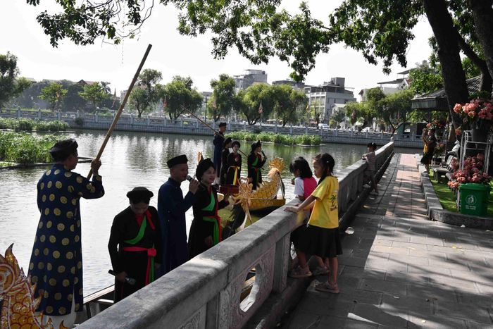 Các liền anh, liền chị biểu diễn thường xuyên tại khuôn viên đền, phục vụ du khách vào tham quan, vãn cảnh.