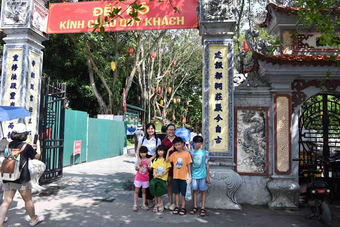 Du khách chụp ảnh lưu niệm tại di tích Đền Đô - di tích quốc gia đặc biệt.