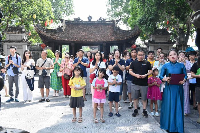 Du khách cũng được dâng hương, tưởng nhớ các đời vua nhà Lý - những người đã có công lao rất lớn trong việc phát triển đất nước. Đặc biệt, ấn tượng của du khách là câu chuyện về vua Lý Thái Tổ với quyết định dời đô từ Hoa Lư ra thành Đại La (nay là Hà Nội), đổi tên thành Thăng Long, tạo ra trung tâm chính trị, kinh tế và văn hóa lâu dài cho đất nước hôm nay.