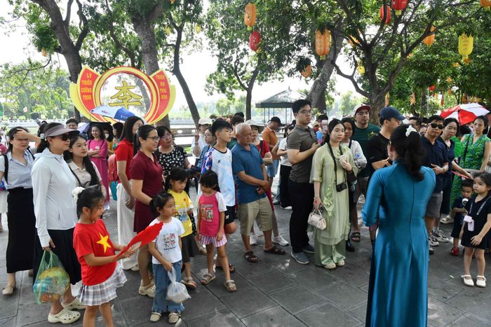 Tại đây, du khách sẽ được hướng dẫn viên giới thiệu về lịch sử Đền Đô (ngôi đền thờ 8 vị vua nhà Lý) - nơi được mệnh danh là “Kinh đô của văn hóa Lý - Trần”, lưu giữ những giá trị lịch sử, văn hóa và tâm linh vô giá của quốc gia.
