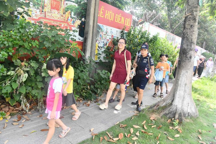 Điểm đến của Đoàn tàu là ga Từ Sơn (Bắc Ninh). Từ đây, du khách xe được trung chuyển trên xe khách, di chuyển tầm 10 phút để đến Đền Đô.