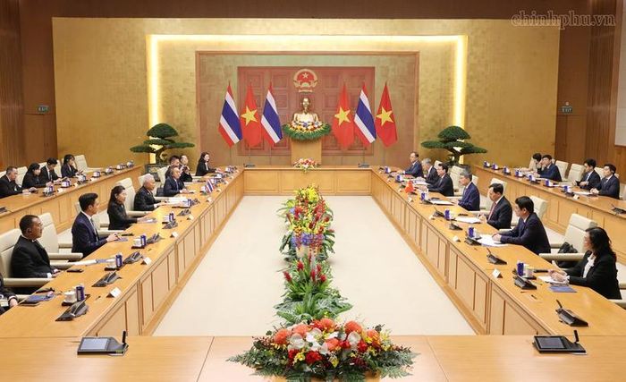 Hai nhà lãnh đạo nhất trí mở rộng kết nối giao thông đường bộ, đường hàng không và đường biển. Ảnh: chinhphu.vn