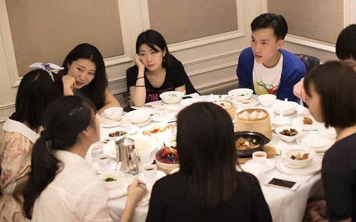 Câu chuyện gợi ra mặt trái của họp lớp, khi tiền bạc, địa vị và mục đích gặp gỡ dần thay thế tình cảm cũ. Ảnh minh họa