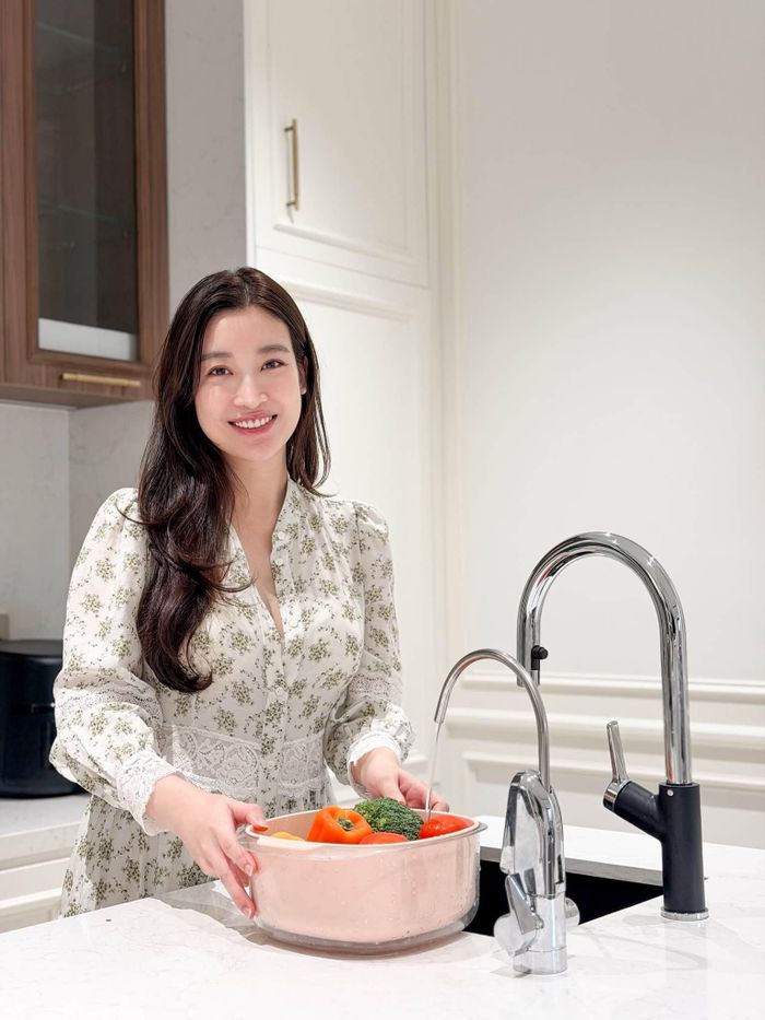 Sau kết hôn, nàng hậu lui về chăm sóc tổ ấm nhỏ.