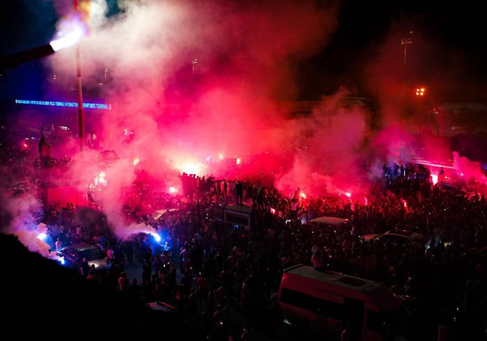 Mohamed Salah được hàng trăm CĐV Trabzonspor đốt pháo sáng chào đón khi đặt chân đến Thổ Nhĩ Kỳ
