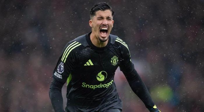 Sau Radek Vitek, Manchester United tiếp tục chia tay Bayındır