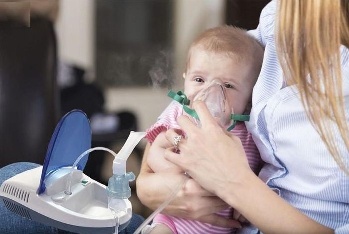 Sau khi xông hơi, một bé sơ sinh có biểu hiện ngạt khí. Ảnh minh họa.