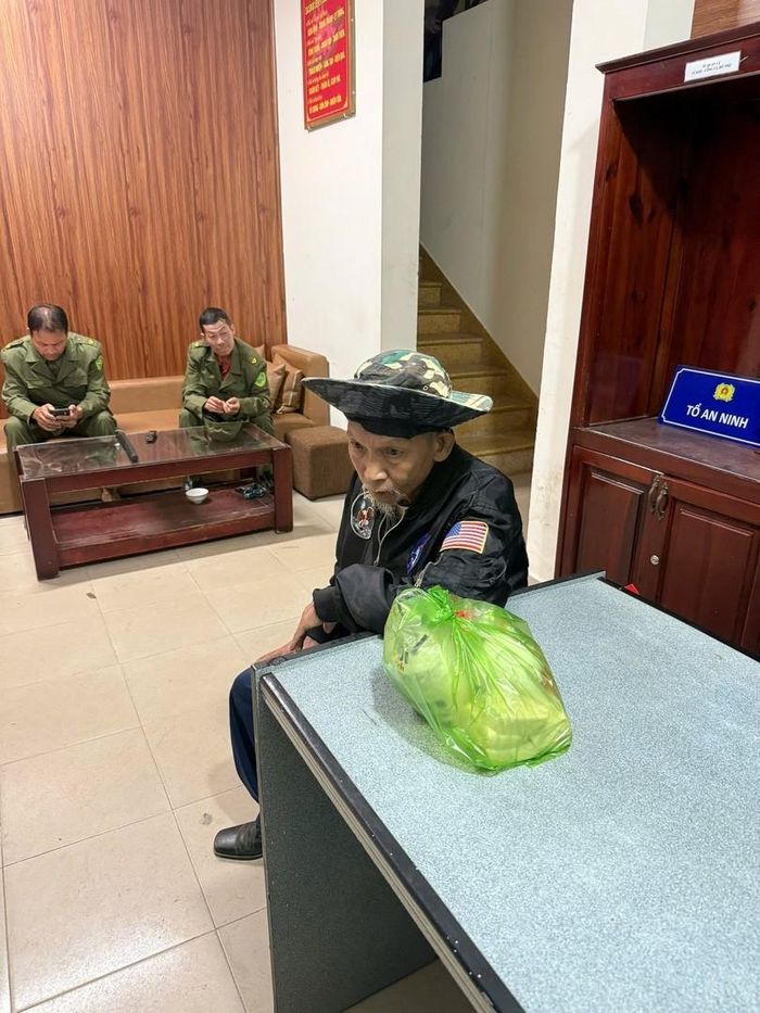 Ông Thành được đưa về trụ sở Công an phường Lâm Viên - Đà Lạt. Ảnh: CA.